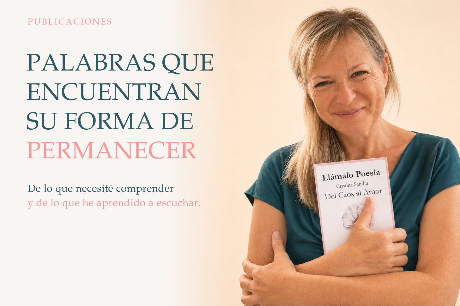Cristina Sandra sosteniendo Llámalo Poesía. Del Caos al Amor
